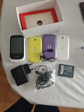 Teléfono Vodafone con carcasas, cargador y batería