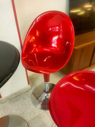 Conjunto mesa y taburetes modernos