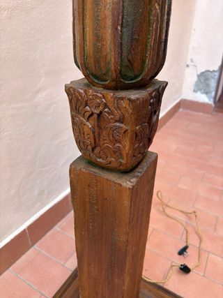 Lampada da terra a colonna in legno