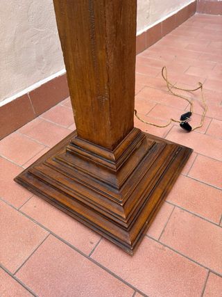 Lampada da terra a colonna in legno