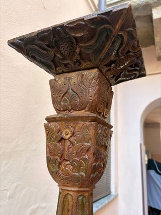 Lampada da terra a colonna in legno
