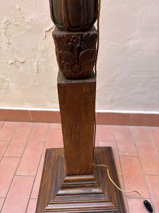 Lampada da terra a colonna in legno