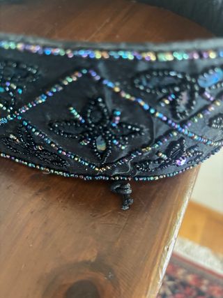 Cinturón negro bordado con abalorios