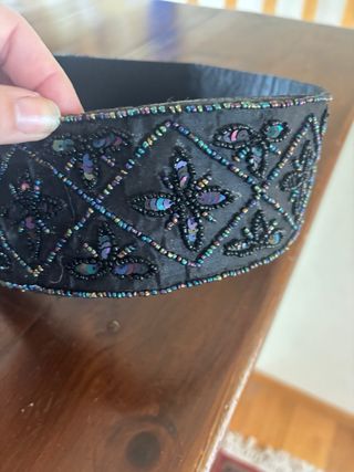 Cinturón negro bordado con abalorios