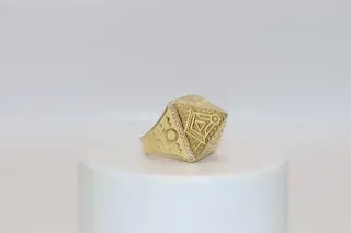 SELLO PIRAMIDE. Oro 18k.