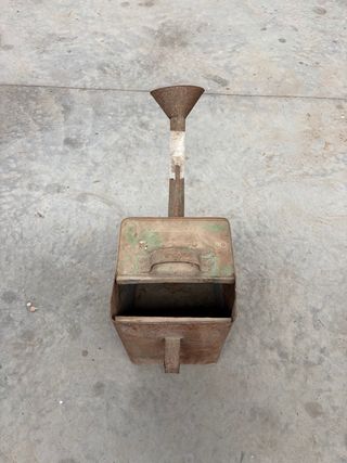 Regadera antigua de metal