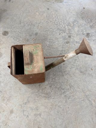 Regadera antigua de metal