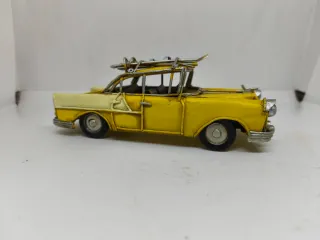 Macchina in latta gialla vintage