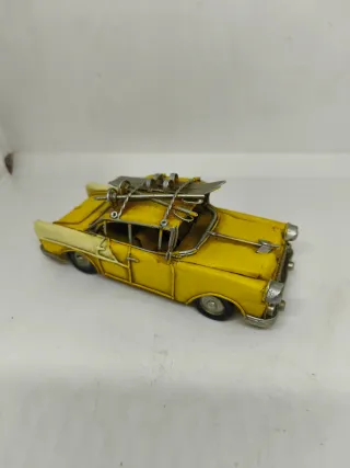 Macchina in latta gialla vintage