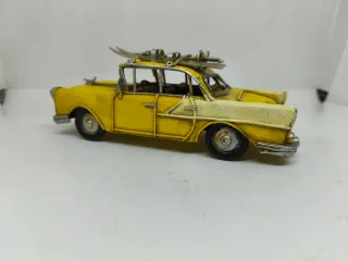 Macchina in latta gialla vintage