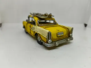 Macchina in latta gialla vintage