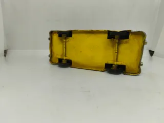 Macchina in latta gialla vintage