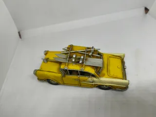 Macchina in latta gialla vintage