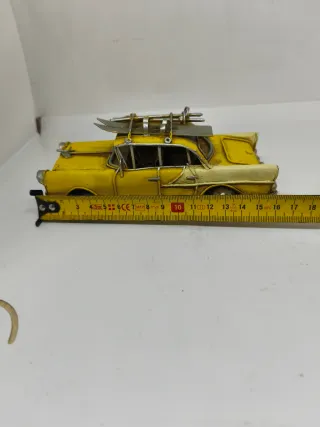 Macchina in latta gialla vintage