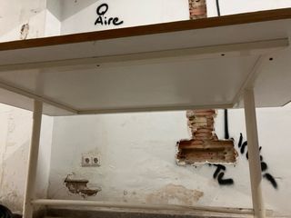 Mesa de madera y metal blanca