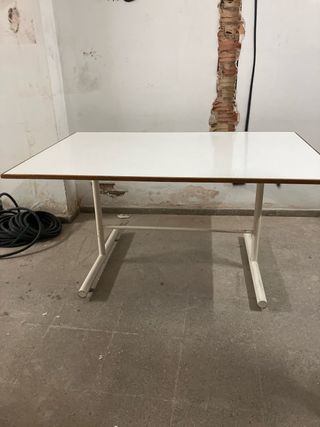 Mesa de madera y metal blanca