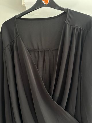 Blusa negra escote cruzado