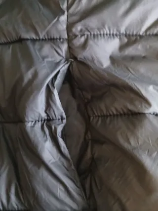 Chaleco negro con capucha