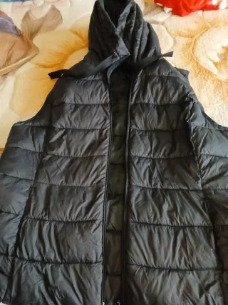 Chaleco negro con capucha