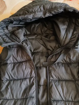 Chaleco negro con capucha