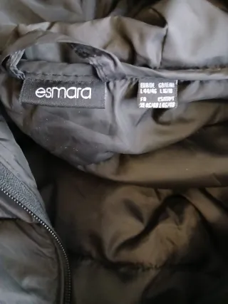 Chaleco negro con capucha