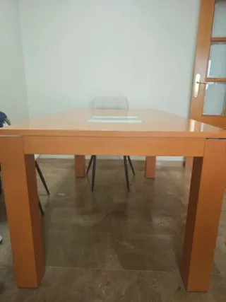 Mesa de comedor de madera.