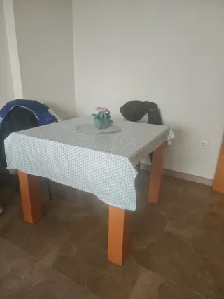 Mesa de comedor de madera.