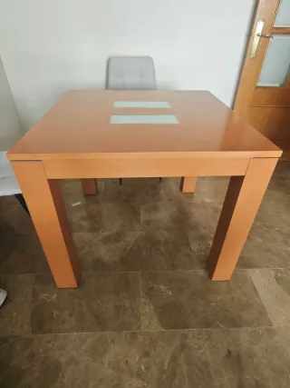Mesa de comedor de madera.
