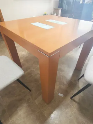 Mesa de comedor de madera.