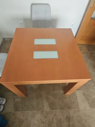 Mesa de comedor de madera.