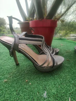 Sandalias de fiesta plateadas y negras