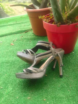 Sandalias de fiesta plateadas y negras