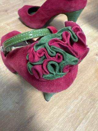 Zapatos Dick & Paul rojos y verdes. Ver modelos