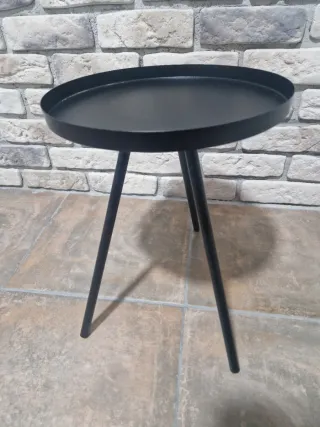 Mesa auxiliar redonda de metal negra
