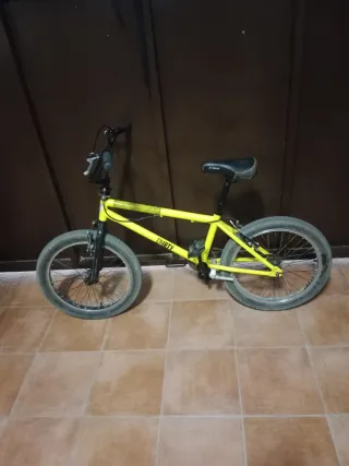 Bicicleta BMX amarillo neon