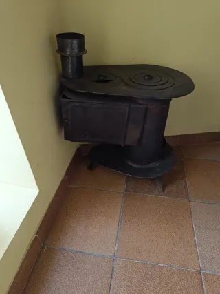 Estufa de leña vintage de hierro fundido con horno