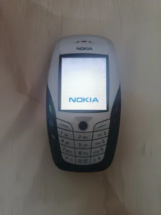 Telefono Nokia grigio e bianco