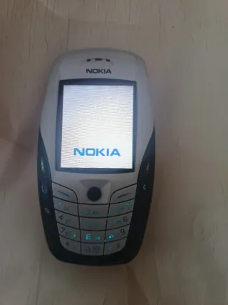 Telefono Nokia grigio e bianco