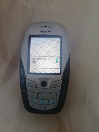 Telefono Nokia grigio e bianco