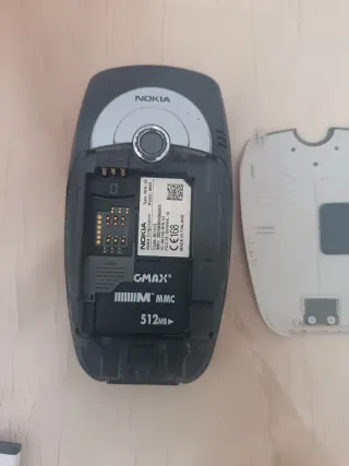 Telefono Nokia grigio e bianco