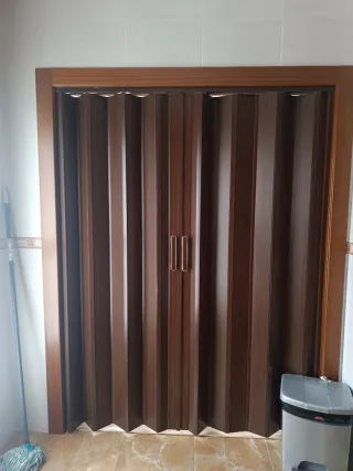 Puerta corredera color madera