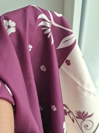 Tovaglia panna e viola floreale