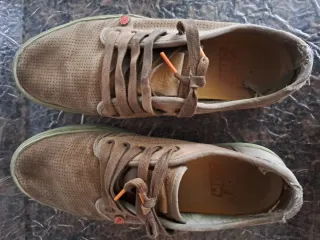 Zapatillas de ante beige y marrón