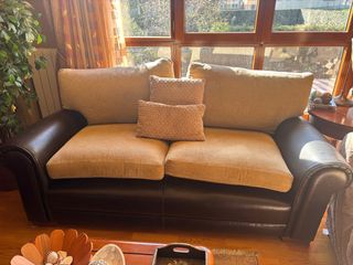 Sofá de tela y piel marrón y beige