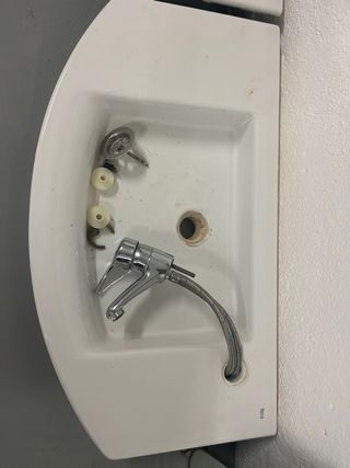 Lavabo Roca con grifería