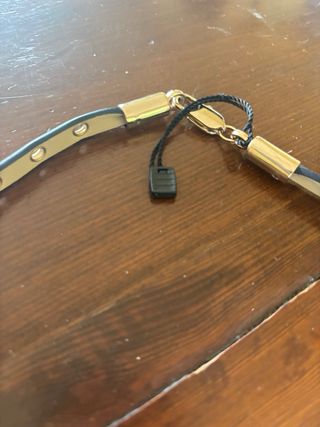 Cinturón negro con ojales dorados