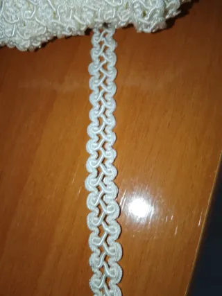 Puntilla antigua de encaje color crema