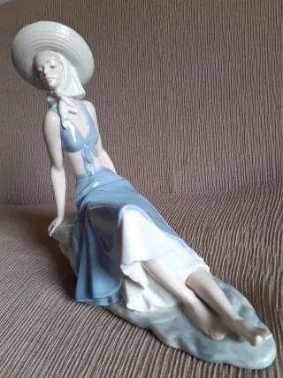 Figura Lladró mujer sombrero años 60