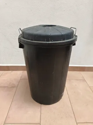 Cubo de basura grande