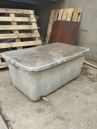 Depósito de agua con grifo